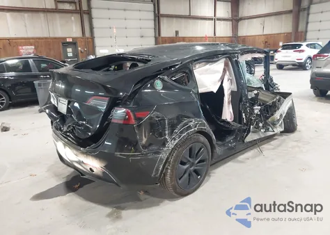 2024 Tesla Model Y Long Range Dual Motor All-Wheel Drive z USA, uszkodzony, nr VIN 7SAYGDEEXRA327773